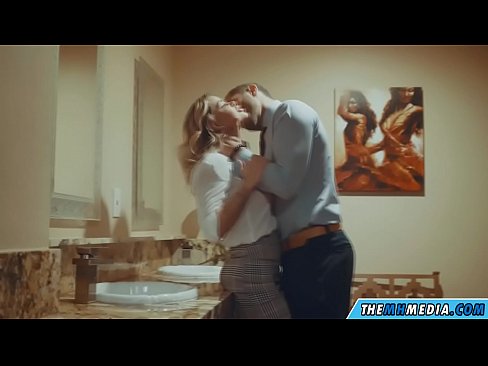 ❤️ Ketika seorang pirang berdada menggoda Anda di toilet umum Porno pada kami id.tvmarket.top